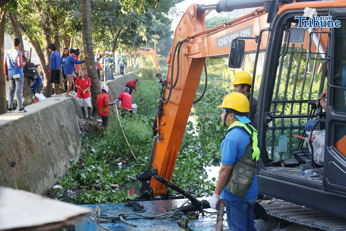 (January 22 2026) MMDA General Manager Usec. Nicolas Torre III with Valenzuela Mayor Wes Gatchalian personally oversee the removing of water hyacinth, garbage and silt to help mitigate flooding at the conducted Bayanihan sa Estero at the Kalabingkoho River in Barangay Malanday, Valenzuela City. Photo/Analy Labor