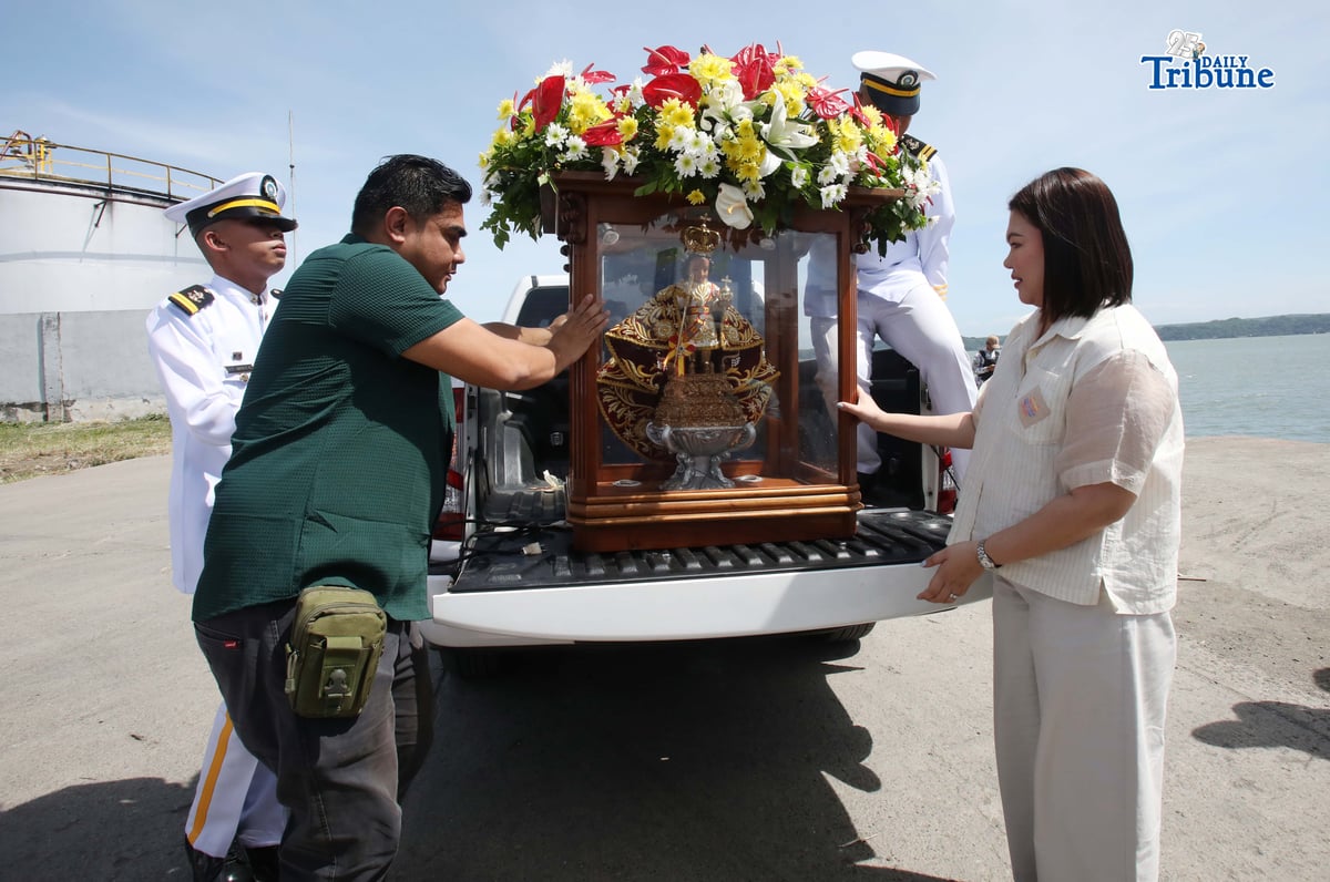 Iloilo City Mayor Raisa Treñas, together with marine cadets, carries the image of the Santo Niño de Cebu aboard a vessel ahead of the fluvial and solemn foot procession at Muelle Loney in Iloilo City on Friday. The activity formed part of the Feast of the Sto. Niño and the 2026 Dinagyang Festival.
The Dinagyang Festival traces its roots to late 1968, when an Augustinian priest gifted a replica of the Sto. Niño de Cebu to a fellow Augustinian priest in Iloilo as a birthday present.
Photo by Analy Labor
