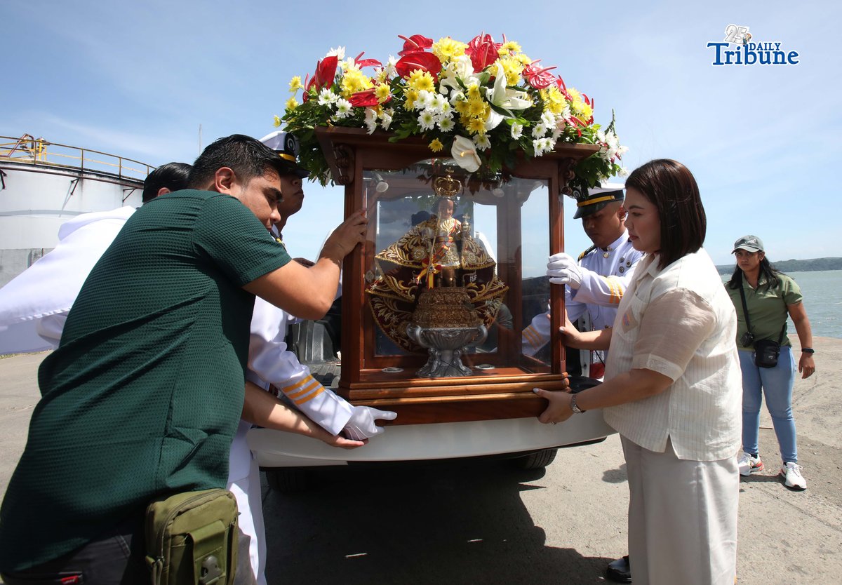 Iloilo City Mayor Raisa Treñas, together with marine cadets, carries the image of the Santo Niño de Cebu aboard a vessel ahead of the fluvial and solemn foot procession at Muelle Loney in Iloilo City on Friday. The activity formed part of the Feast of the Sto. Niño and the 2026 Dinagyang Festival.
The Dinagyang Festival traces its roots to late 1968, when an Augustinian priest gifted a replica of the Sto. Niño de Cebu to a fellow Augustinian priest in Iloilo as a birthday present.
Photo by Analy Labor