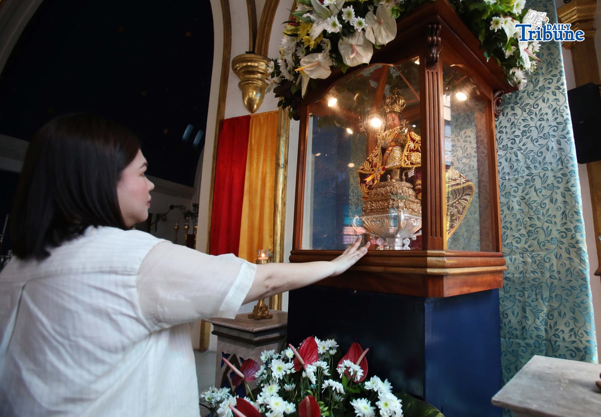 Iloilo City Mayor Raisa Treñas, together with marine cadets, carries the image of the Santo Niño de Cebu aboard a vessel ahead of the fluvial and solemn foot procession at Muelle Loney in Iloilo City on Friday. The activity formed part of the Feast of the Sto. Niño and the 2026 Dinagyang Festival.
The Dinagyang Festival traces its roots to late 1968, when an Augustinian priest gifted a replica of the Sto. Niño de Cebu to a fellow Augustinian priest in Iloilo as a birthday present.
Photo by Analy Labor