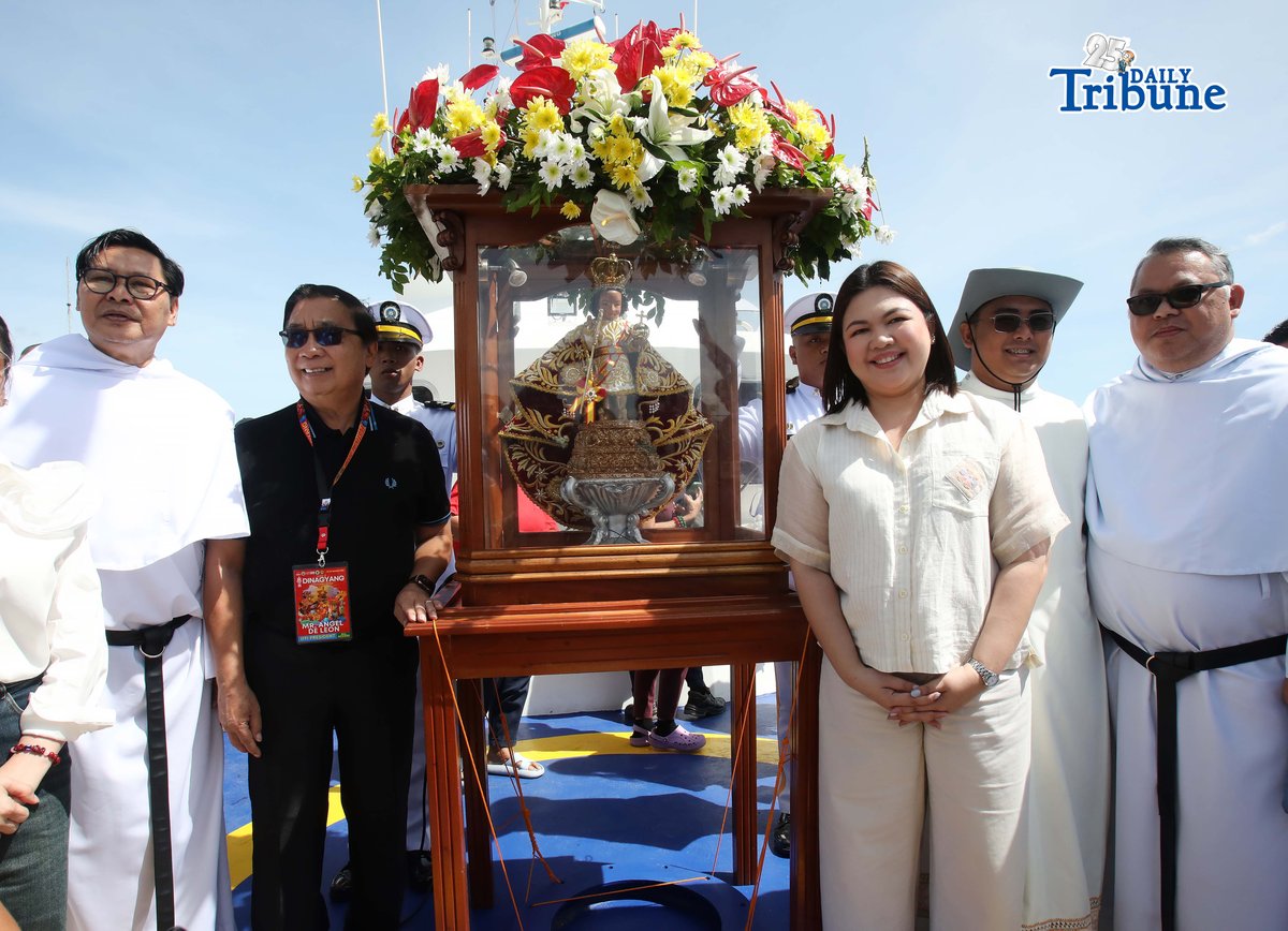 Iloilo City Mayor Raisa Treñas, together with marine cadets, carries the image of the Santo Niño de Cebu aboard a vessel ahead of the fluvial and solemn foot procession at Muelle Loney in Iloilo City on Friday. The activity formed part of the Feast of the Sto. Niño and the 2026 Dinagyang Festival.
The Dinagyang Festival traces its roots to late 1968, when an Augustinian priest gifted a replica of the Sto. Niño de Cebu to a fellow Augustinian priest in Iloilo as a birthday present.
Photo by Analy Labor