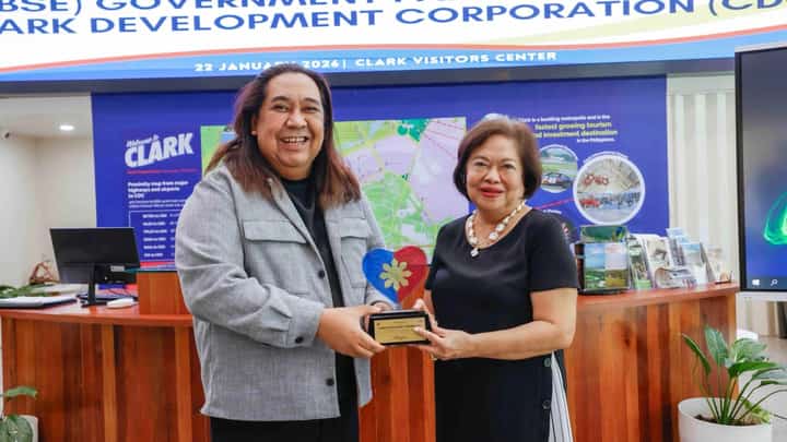 CDC President and CEO Atty. Agnes VST Devanadera receives the award from DOT Region 3 Director Richard Daenos, who cited the CDC’s role in elevating service standards in Clark Freeport.