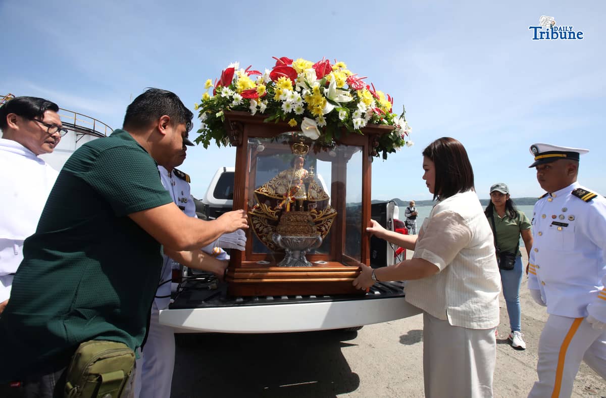 Iloilo City Mayor Raisa Treñas, together with marine cadets, carries the image of the Santo Niño de Cebu aboard a vessel ahead of the fluvial and solemn foot procession at Muelle Loney in Iloilo City on Friday. The activity formed part of the Feast of the Sto. Niño and the 2026 Dinagyang Festival.
The Dinagyang Festival traces its roots to late 1968, when an Augustinian priest gifted a replica of the Sto. Niño de Cebu to a fellow Augustinian priest in Iloilo as a birthday present.
Photo by Analy Labor