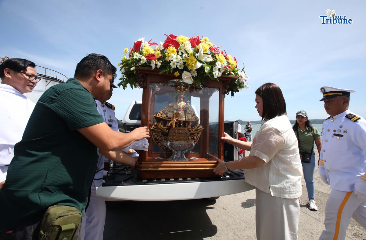 Iloilo City Mayor Raisa Treñas, together with marine cadets, carries the image of the Santo Niño de Cebu aboard a vessel ahead of the fluvial and solemn foot procession at Muelle Loney in Iloilo City on Friday. The activity formed part of the Feast of the Sto. Niño and the 2026 Dinagyang Festival.
The Dinagyang Festival traces its roots to late 1968, when an Augustinian priest gifted a replica of the Sto. Niño de Cebu to a fellow Augustinian priest in Iloilo as a birthday present.
Photo by Analy Labor