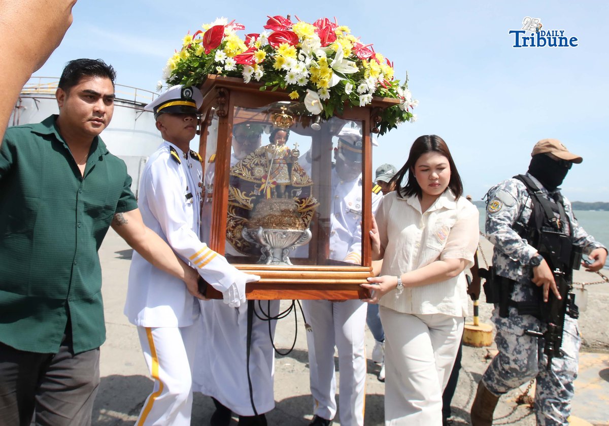 Iloilo City Mayor Raisa Treñas, together with marine cadets, carries the image of the Santo Niño de Cebu aboard a vessel ahead of the fluvial and solemn foot procession at Muelle Loney in Iloilo City on Friday. The activity formed part of the Feast of the Sto. Niño and the 2026 Dinagyang Festival.
The Dinagyang Festival traces its roots to late 1968, when an Augustinian priest gifted a replica of the Sto. Niño de Cebu to a fellow Augustinian priest in Iloilo as a birthday present.
Photo by Analy Labor