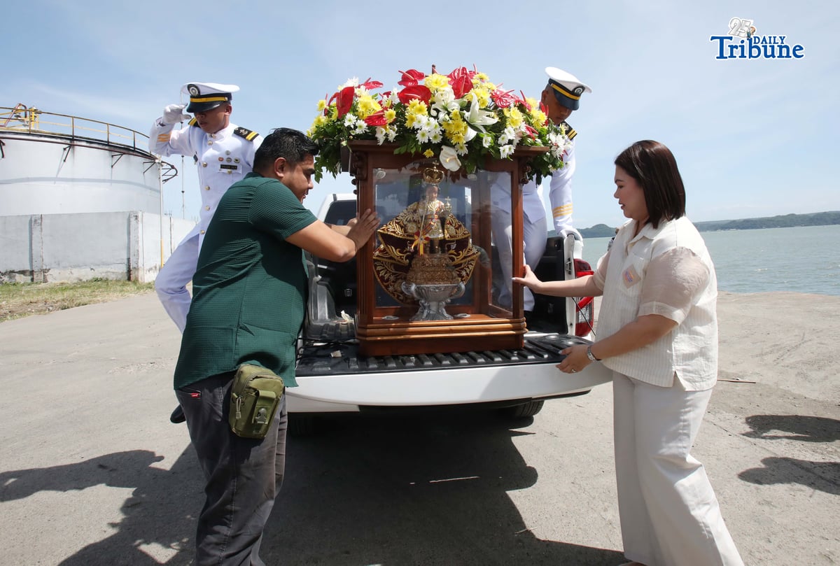 Iloilo City Mayor Raisa Treñas, together with marine cadets, carries the image of the Santo Niño de Cebu aboard a vessel ahead of the fluvial and solemn foot procession at Muelle Loney in Iloilo City on Friday. The activity formed part of the Feast of the Sto. Niño and the 2026 Dinagyang Festival.
The Dinagyang Festival traces its roots to late 1968, when an Augustinian priest gifted a replica of the Sto. Niño de Cebu to a fellow Augustinian priest in Iloilo as a birthday present.
Photo by Analy Labor