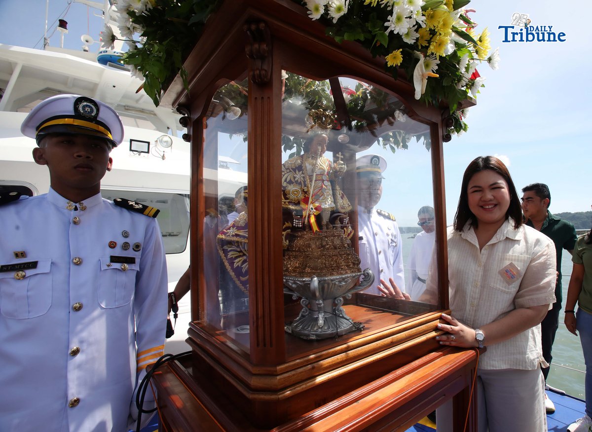 Iloilo City Mayor Raisa Treñas, together with marine cadets, carries the image of the Santo Niño de Cebu aboard a vessel ahead of the fluvial and solemn foot procession at Muelle Loney in Iloilo City on Friday. The activity formed part of the Feast of the Sto. Niño and the 2026 Dinagyang Festival.
The Dinagyang Festival traces its roots to late 1968, when an Augustinian priest gifted a replica of the Sto. Niño de Cebu to a fellow Augustinian priest in Iloilo as a birthday present.
Photo by Analy Labor