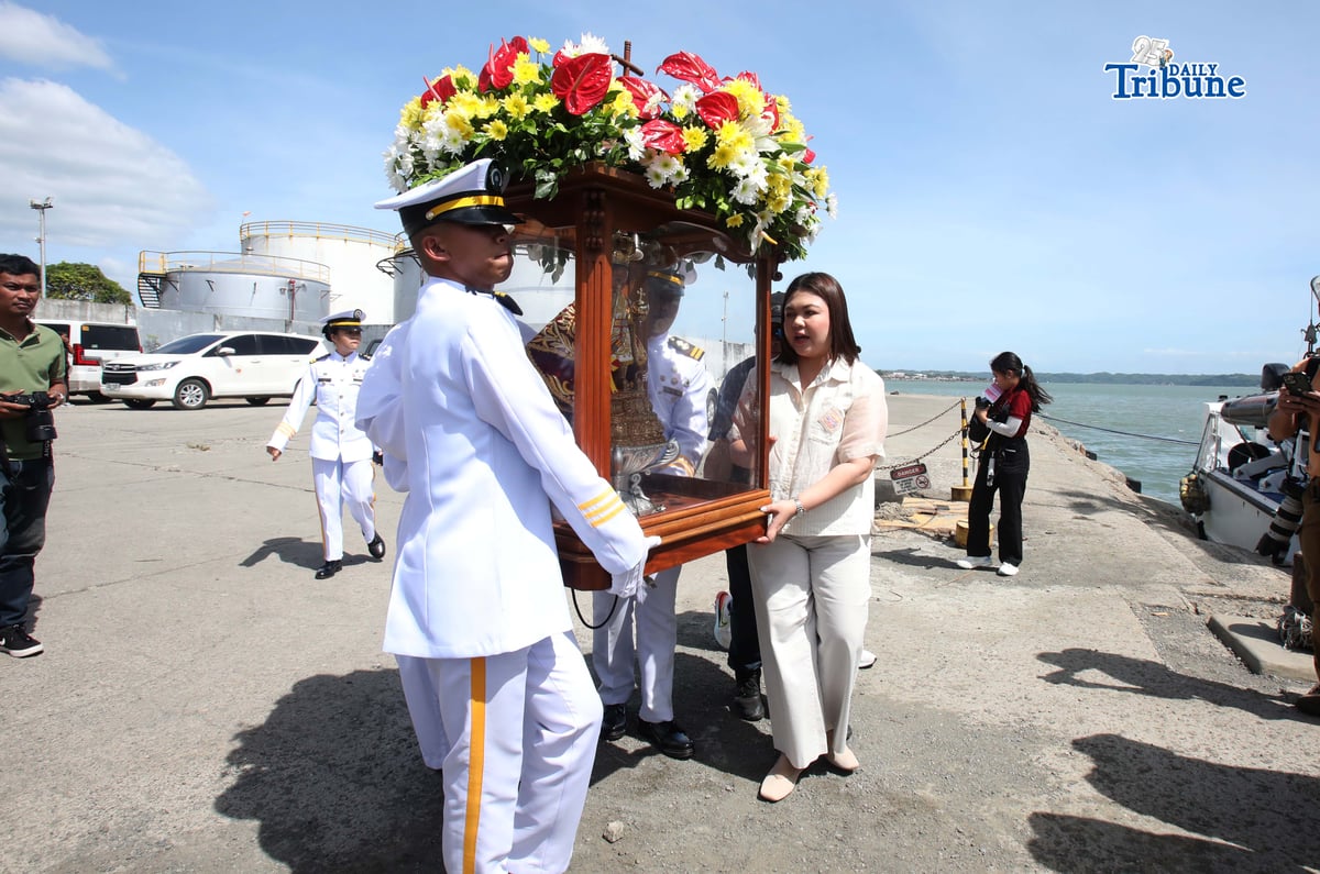 Iloilo City Mayor Raisa Treñas, together with marine cadets, carries the image of the Santo Niño de Cebu aboard a vessel ahead of the fluvial and solemn foot procession at Muelle Loney in Iloilo City on Friday. The activity formed part of the Feast of the Sto. Niño and the 2026 Dinagyang Festival.
The Dinagyang Festival traces its roots to late 1968, when an Augustinian priest gifted a replica of the Sto. Niño de Cebu to a fellow Augustinian priest in Iloilo as a birthday present.
Photo by Analy Labor