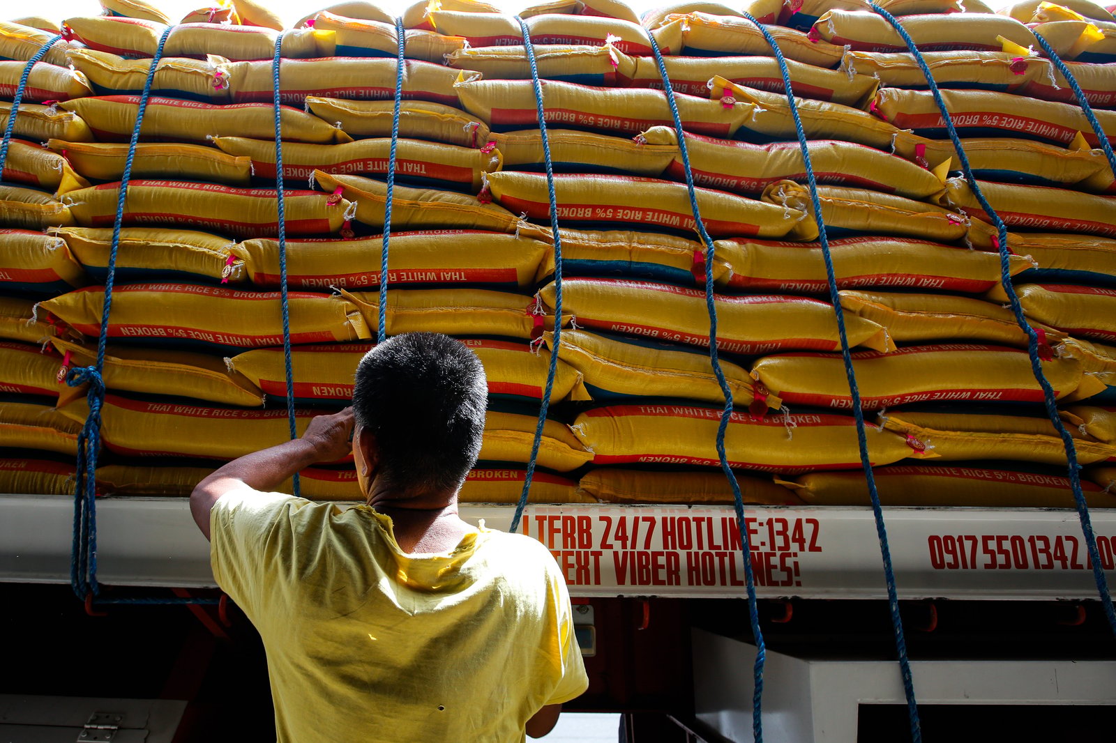 Workers unload imported rice at a warehouse along Dagupan Street in Tondo, Manila, on Friday, 23 January 2026. The Philippines resumed rice importation this month, after it was suspended late last year in a bid to help local farmers cope with falling prices.