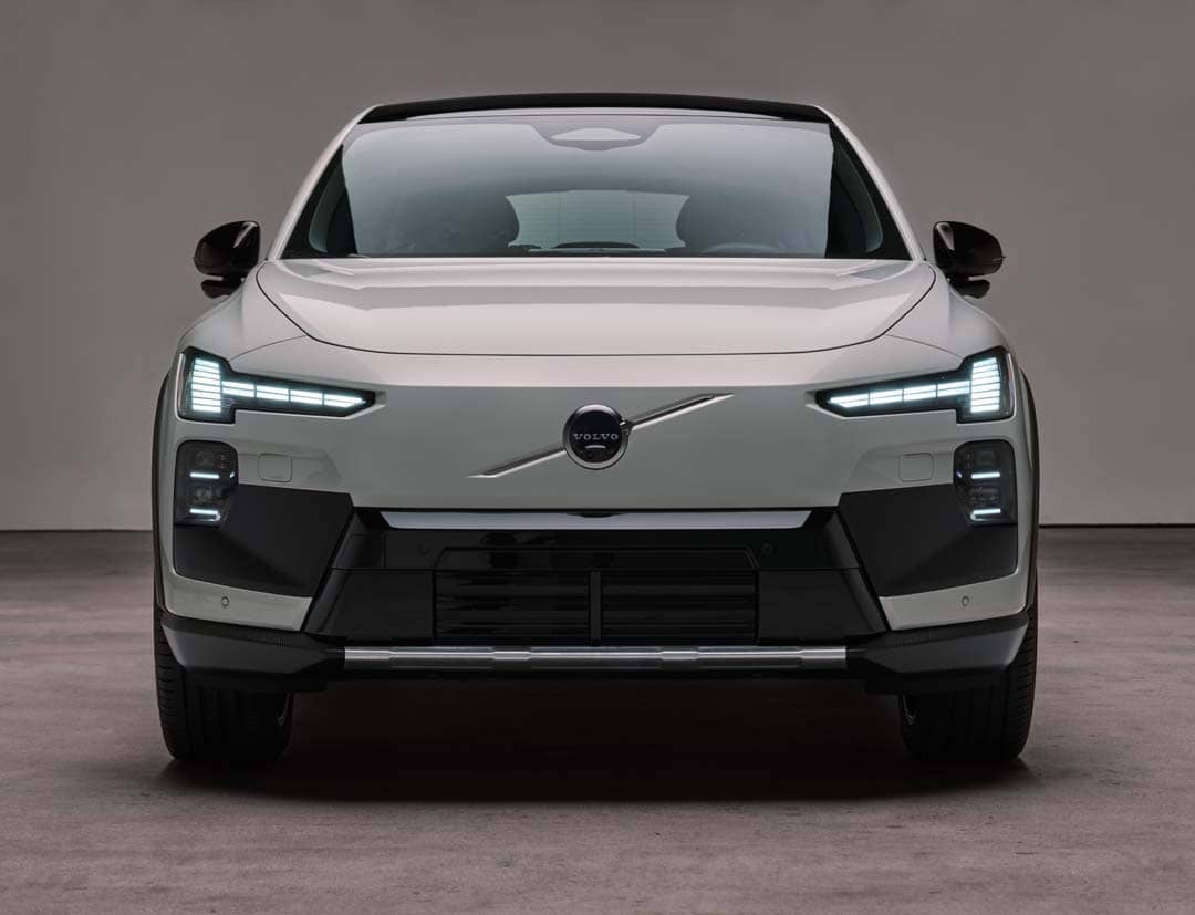 HEAD-ON angle highlights the EX60’s clean front fascia and signature Volvo lighting treatment.