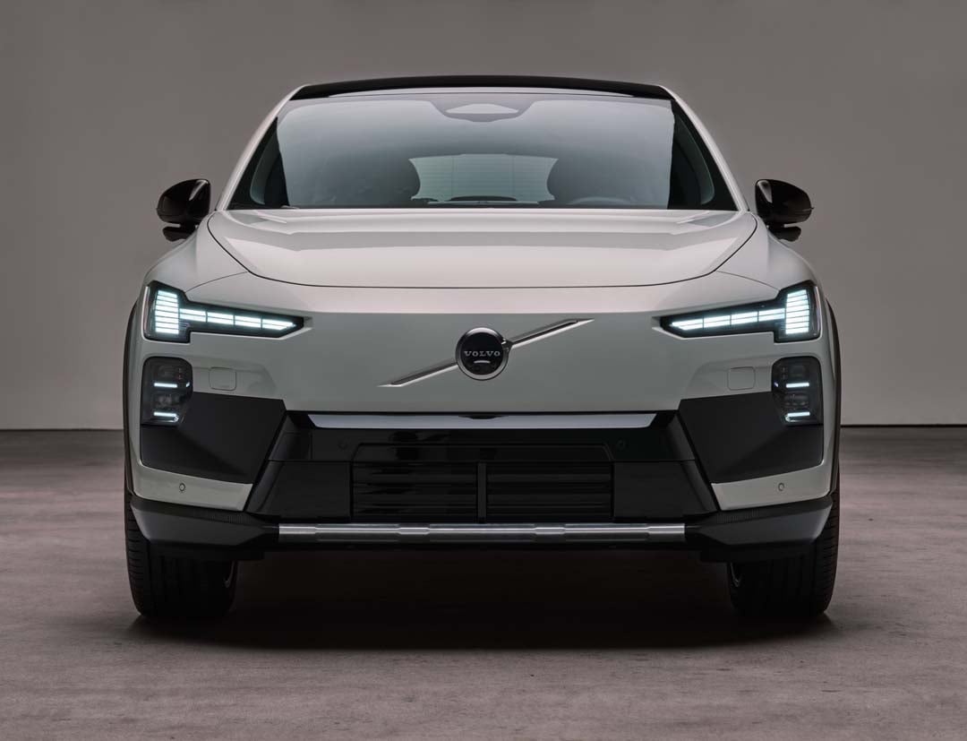 HEAD-ON angle highlights the EX60’s clean front fascia and signature Volvo lighting treatment.