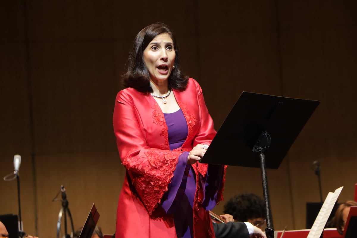 SOPRANO Andión Fernández Ching performs Fenghuang Singing.