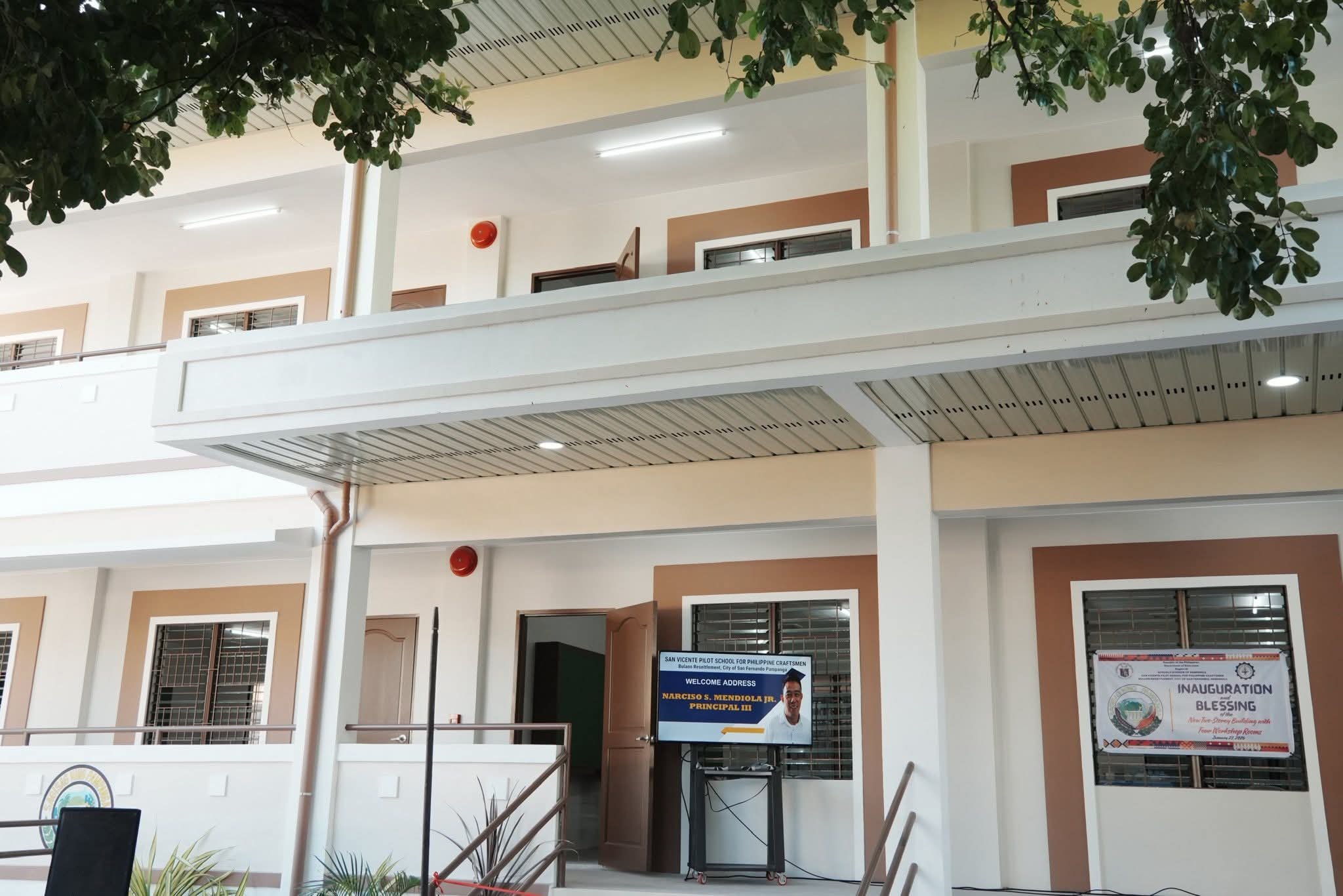 Provincial Gov. turns over new bldg. to Pampanga tech-voc school