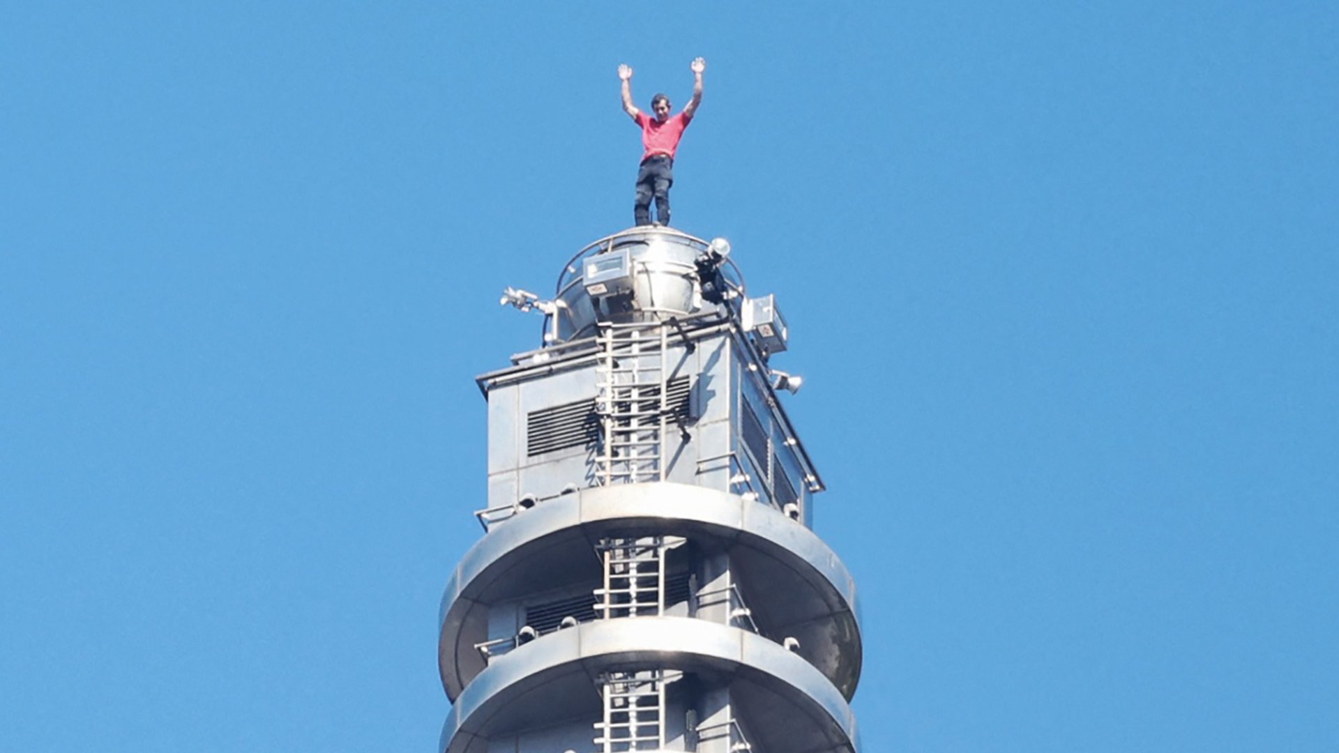 American daredevil free-climbs Taiwan’s tallest building