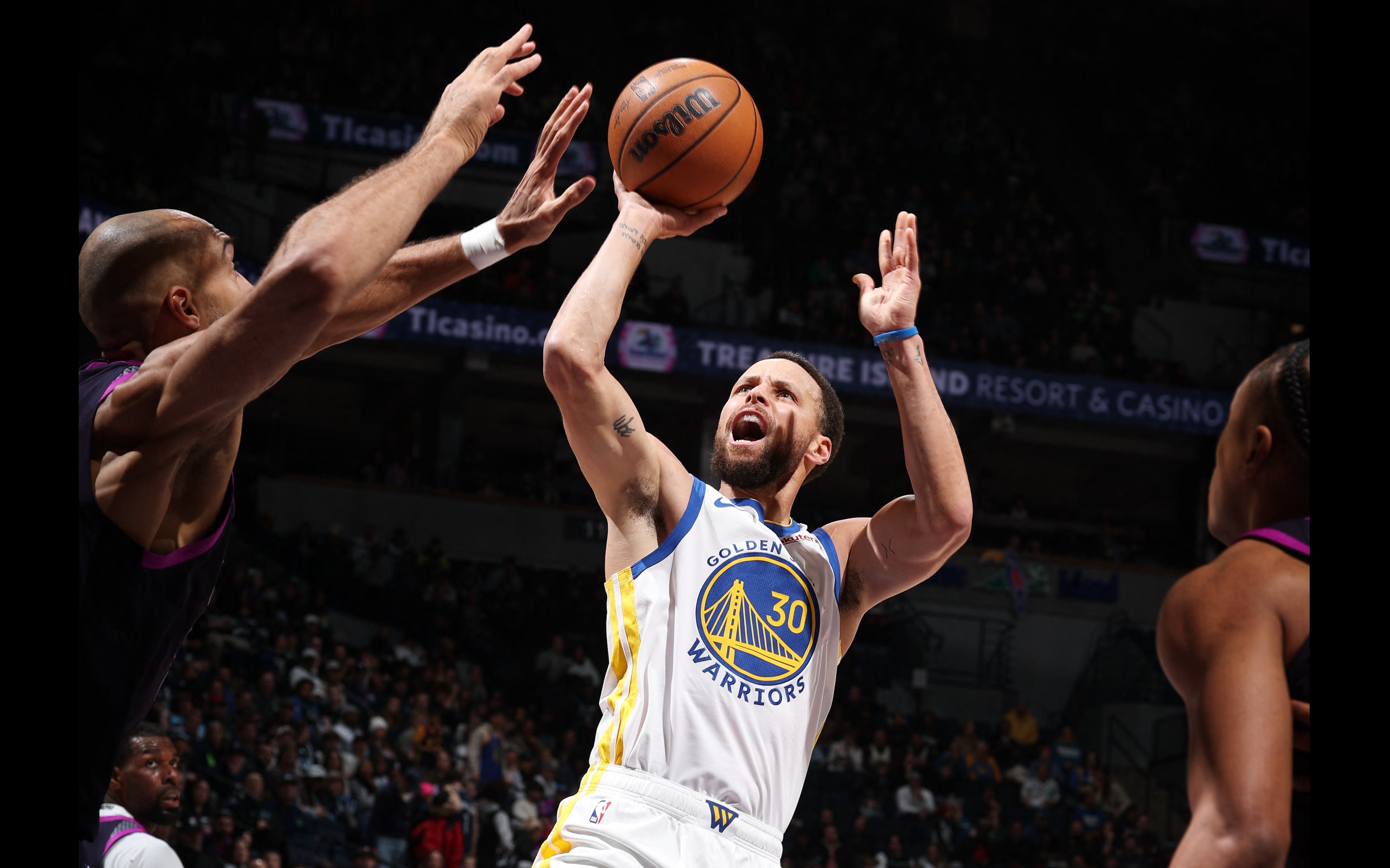 Curry, Warriors rip ‘suffering’ Wolves 