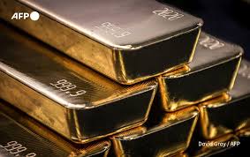  Gold hits record high as investors seek safe havens 
