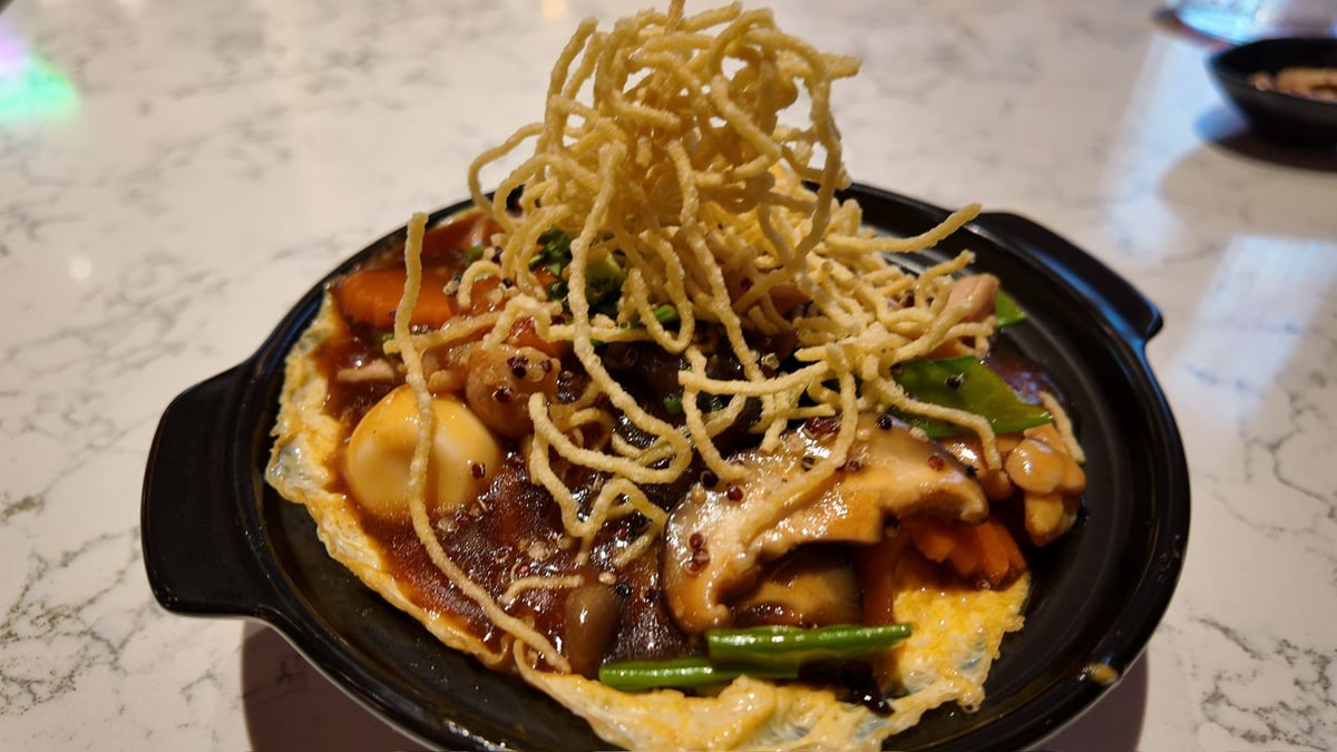 Noodle and rice dish served in a hotpot.