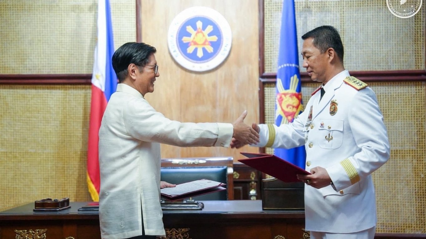Marcos surfaces, swears in new PNP chief Nartatez