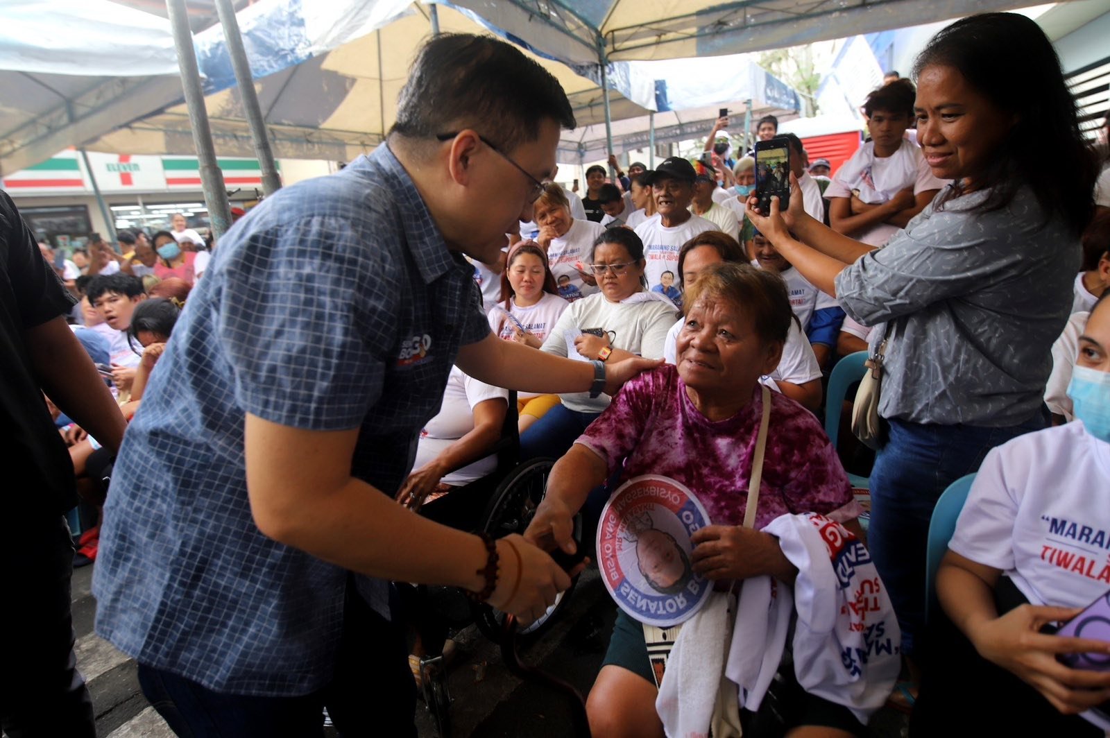 Bong Go leads relief for Makati fire victims