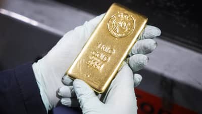 MGA mamumuhunan lumilipat sa precious metals habang tumataas ang panganib sa mundo.