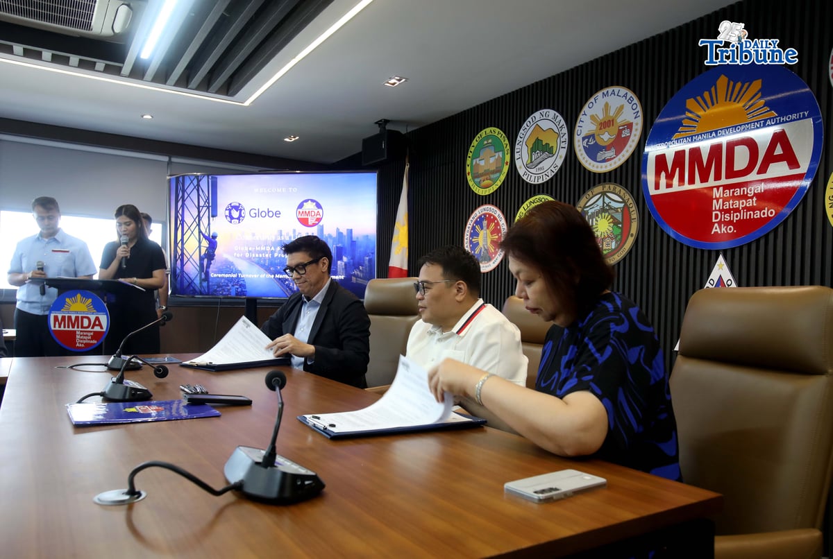 DISASTER PREPAREDNESS
 
MMDA Chairman Atty. Don Artes, together with MMDA General Manager Nicolas Torre III and other officials, receive the Memorandum of Understanding from Globe Telecom during a symbolic turnover in support of the agency’s disaster response plan for “The Big One.”
Photo by Analy Labor