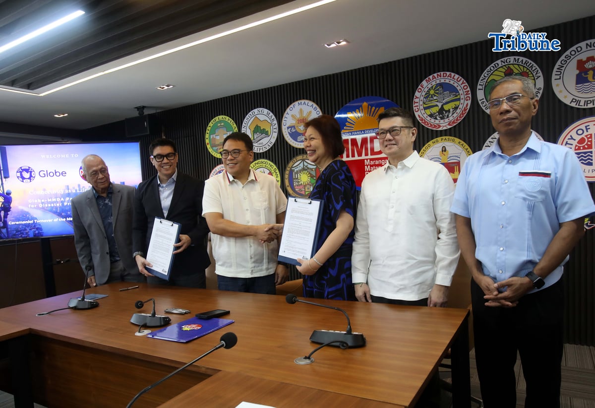 DISASTER PREPAREDNESS
 
MMDA Chairman Atty. Don Artes, together with MMDA General Manager Nicolas Torre III and other officials, receive the Memorandum of Understanding from Globe Telecom during a symbolic turnover in support of the agency’s disaster response plan for “The Big One.”
Photo by Analy Labor