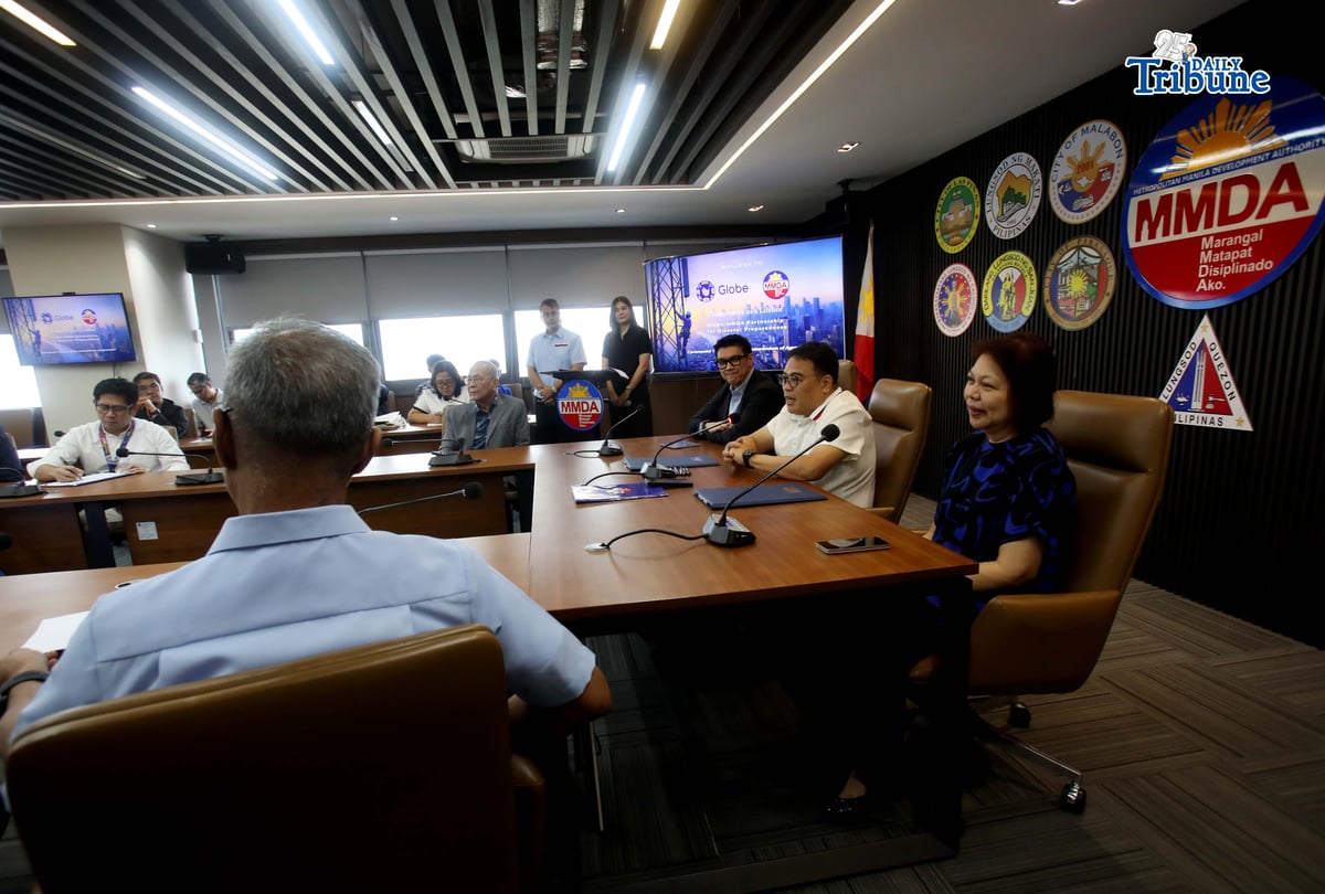 DISASTER PREPAREDNESS
 
MMDA Chairman Atty. Don Artes, together with MMDA General Manager Nicolas Torre III and other officials, receive the Memorandum of Understanding from Globe Telecom during a symbolic turnover in support of the agency’s disaster response plan for “The Big One.”
Photo by Analy Labor