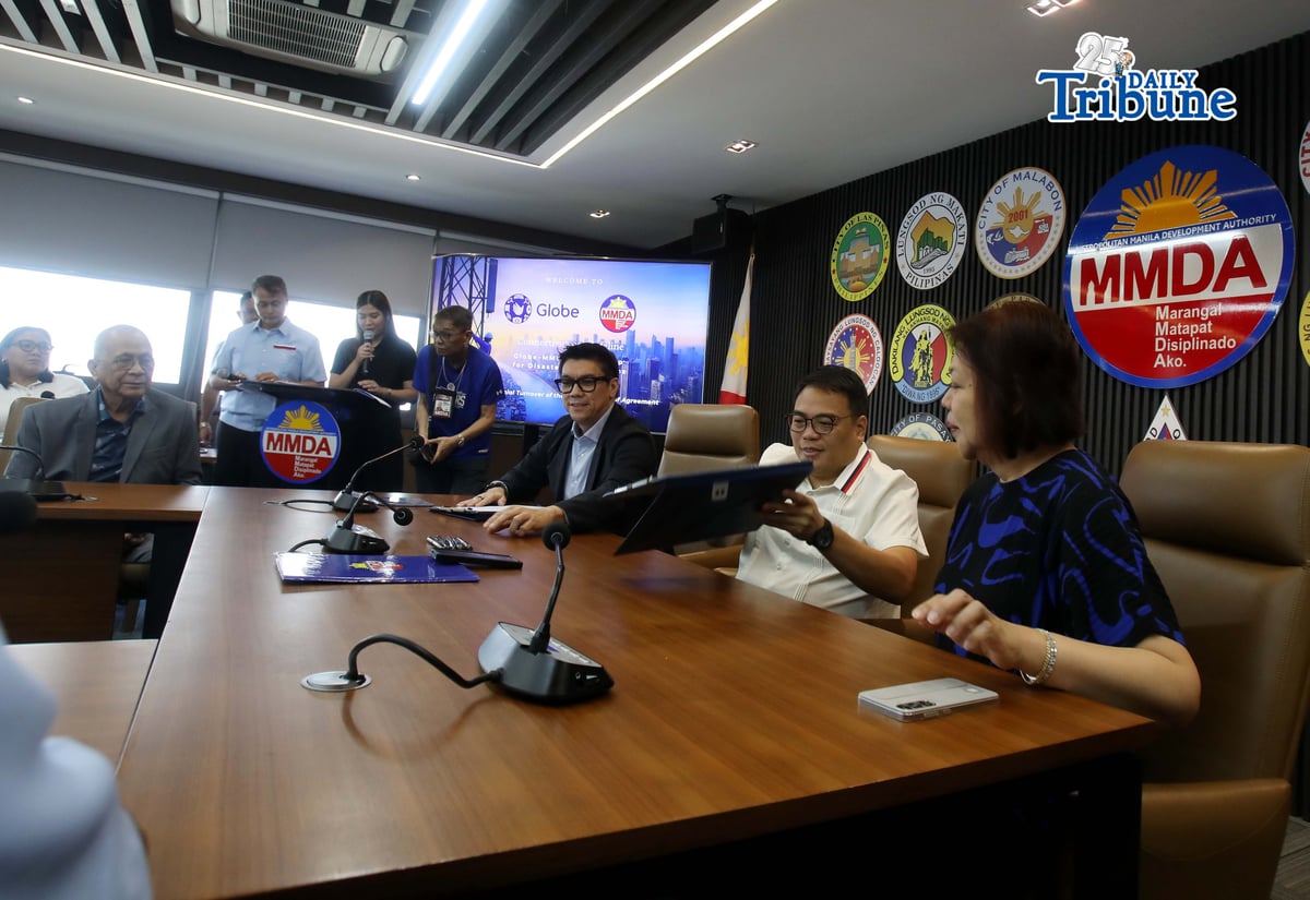 DISASTER PREPAREDNESS
 
MMDA Chairman Atty. Don Artes, together with MMDA General Manager Nicolas Torre III and other officials, receive the Memorandum of Understanding from Globe Telecom during a symbolic turnover in support of the agency’s disaster response plan for “The Big One.”
Photo by Analy Labor