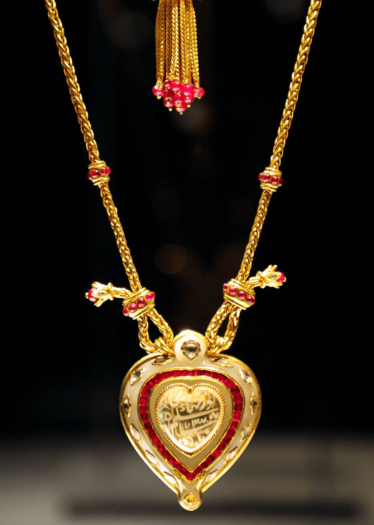 Ang Taj Mahal diamond ay isang hugis-puso na kwintas na hango sa gold, ruby, at diamond, ginawa ng Cartier.