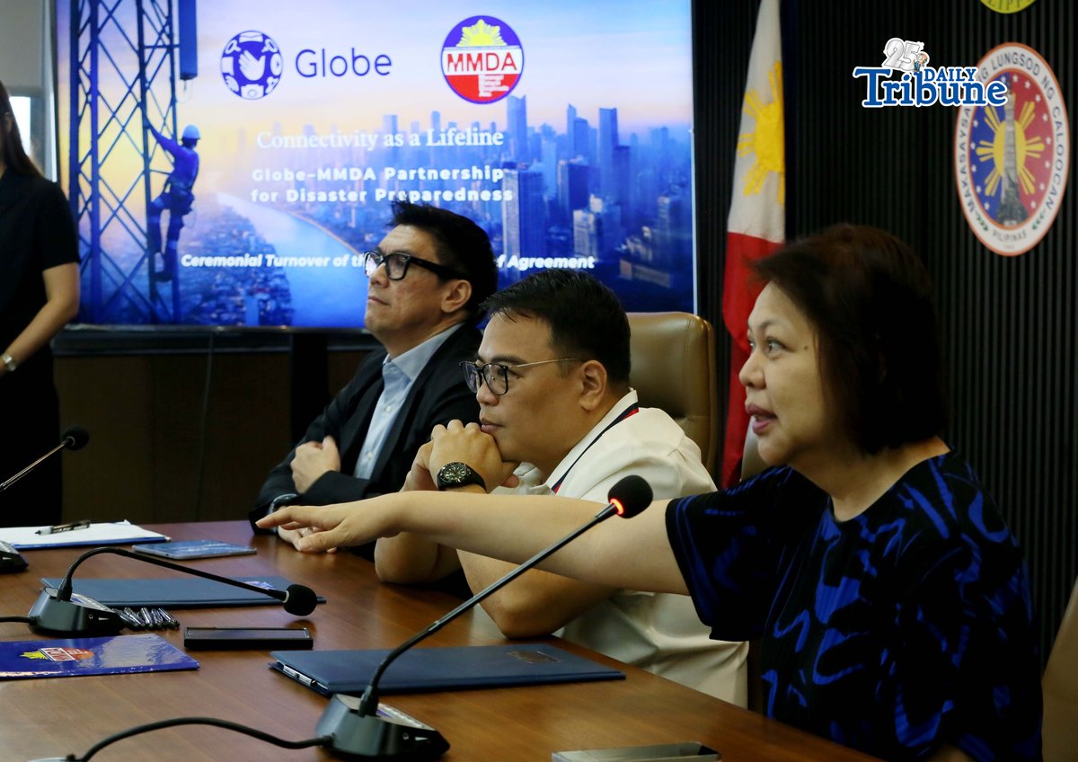 DISASTER PREPAREDNESS
 
MMDA Chairman Atty. Don Artes, together with MMDA General Manager Nicolas Torre III and other officials, receive the Memorandum of Understanding from Globe Telecom during a symbolic turnover in support of the agency’s disaster response plan for “The Big One.”
Photo by Analy Labor