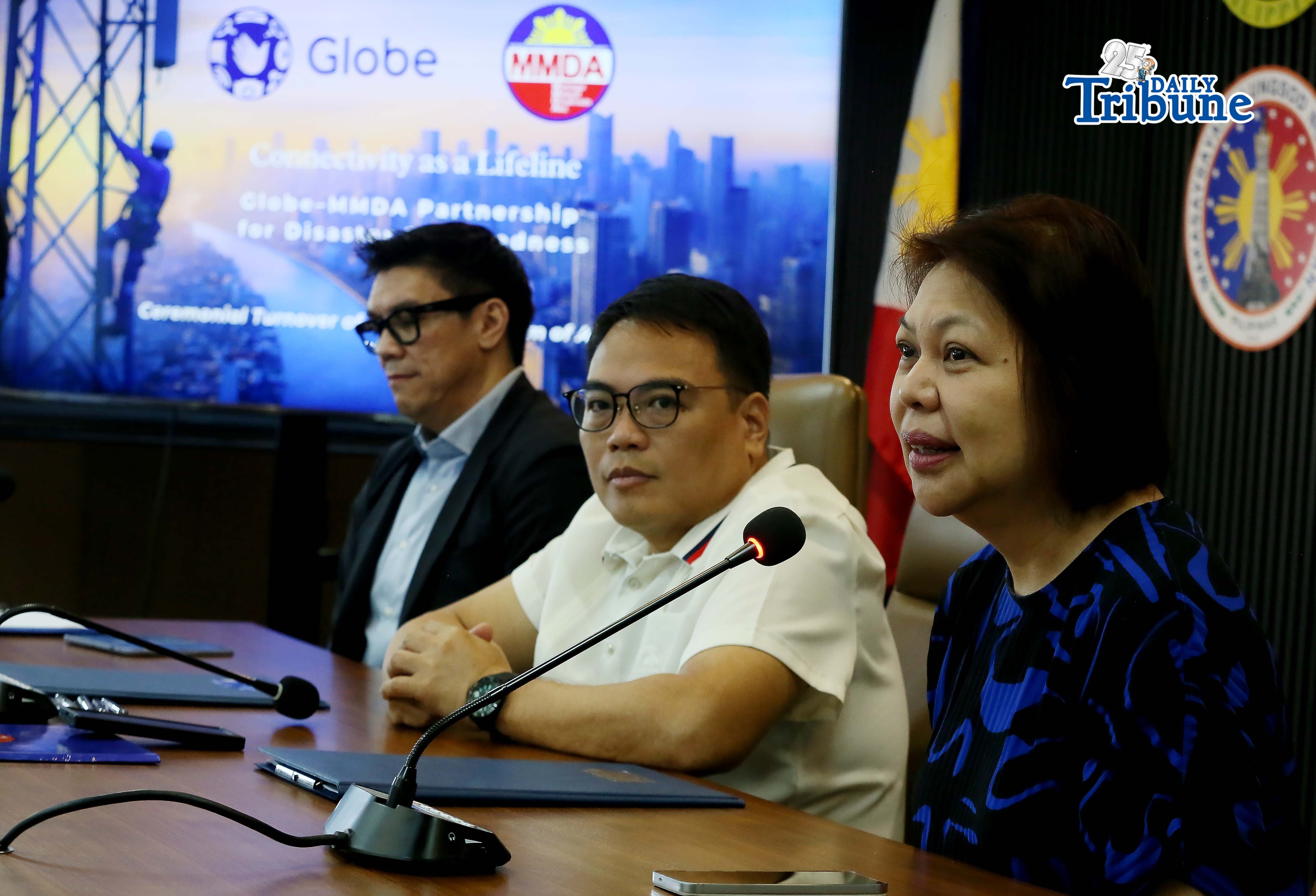 DISASTER PREPAREDNESS
 
MMDA Chairman Atty. Don Artes, together with MMDA General Manager Nicolas Torre III and other officials, receive the Memorandum of Understanding from Globe Telecom during a symbolic turnover in support of the agency’s disaster response plan for “The Big One.”
Photo by Analy Labor