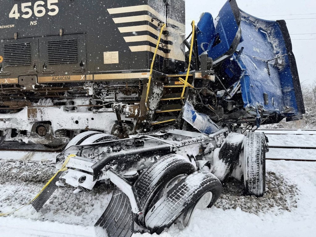 Snowstorm disrupts travel in southern U.S. 