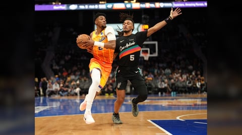 Hornets stun Spurs