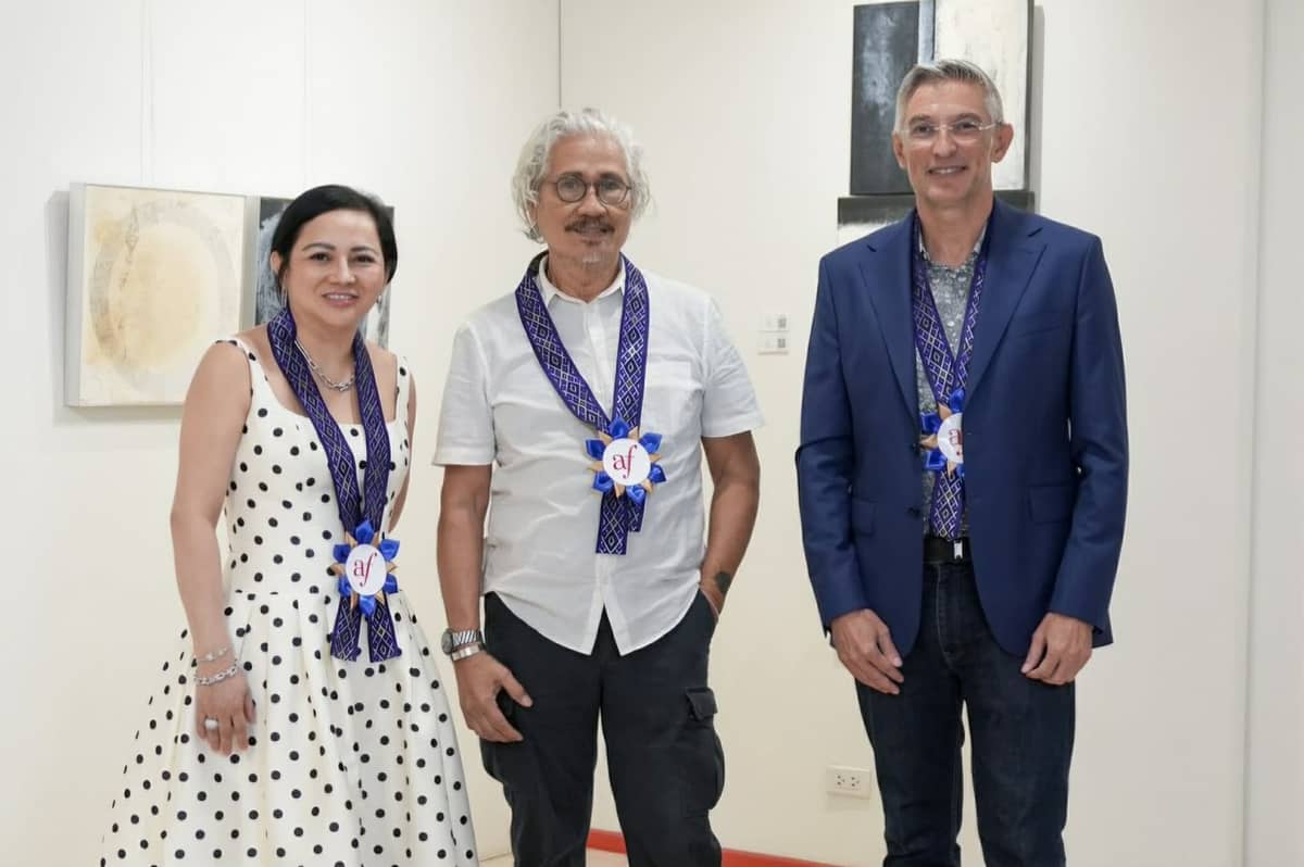 Rosita Lara “Otty” Lumagui, managing director of WWRS Philippines and founder and chief executive officer of Bocca; artist Gus Albor; and Olivier Dintinger, executive director of Alliance Française de Manille, at the opening of 'Aurae II.'