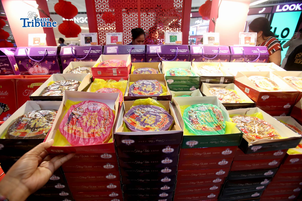 (February 03 2026) As Chinese new year approaches some customers are seen buying rice cake or (tikoy) at SM North in Quezon City on Tuesday February 3 2026. Filipino Chinese believe tikoy symbolize good fortune, harmony, and prosperity during Chinese New Year. Photo/Analy Labor