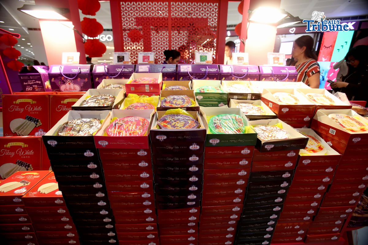 (February 03 2026) As Chinese new year approaches some customers are seen buying rice cake or (tikoy) at SM North in Quezon City on Tuesday February 3 2026. Filipino Chinese believe tikoy symbolize good fortune, harmony, and prosperity during Chinese New Year. Photo/Analy Labor