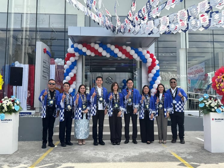L–R Mr. Paul A. Laus, President, Laus Group of Companies; Mr. Yukio Sato, After-Sales Service and Marine Division General Manager, SPH; Hon. Anne
Inton, Municipal Mayor of Hermosa, Bataan; Hon. Jose Enrique S. Garcia III, Provincial Governor of Bataan; Ms. Lisset Laus-Velasco, Chairman and CEO,
Laus Group of Companies; Mr. Norihide Takei, Director and General Manager, Automobile Division, SPH; Ms. Dior A. Laus, FVP and Executive Director,
Laus Group of Companies; Ms. Carisa A. Laus, Executive Director, Laus Group of Companies; Mr. Froilan Dytianquin, Auto Group Managing Director, Laus
Group of Companies