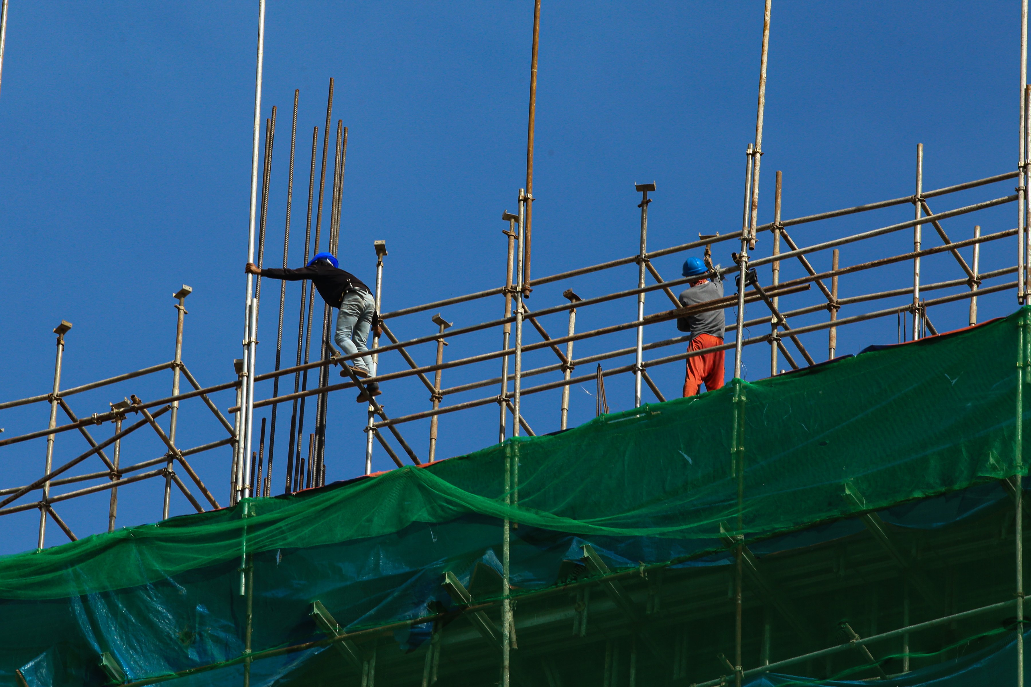 Highrise workers without harnesses