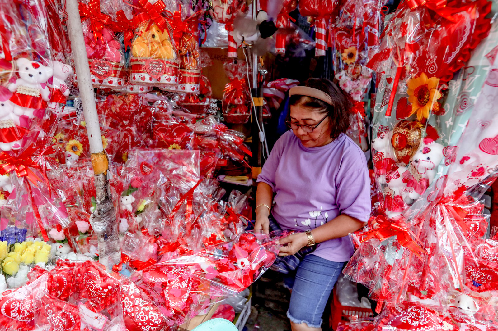 Divisoria bleeds red this season as various gifts for valentines, including heart shaped greetings, stuffed toys, chocolates, and flowers, are seen sold in retail and bulk.| Aram Lascano