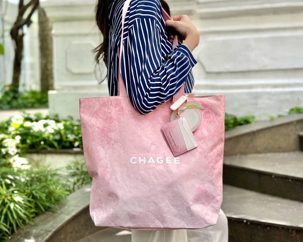 Chagee Peach Oolong Milk Tea merchandise.