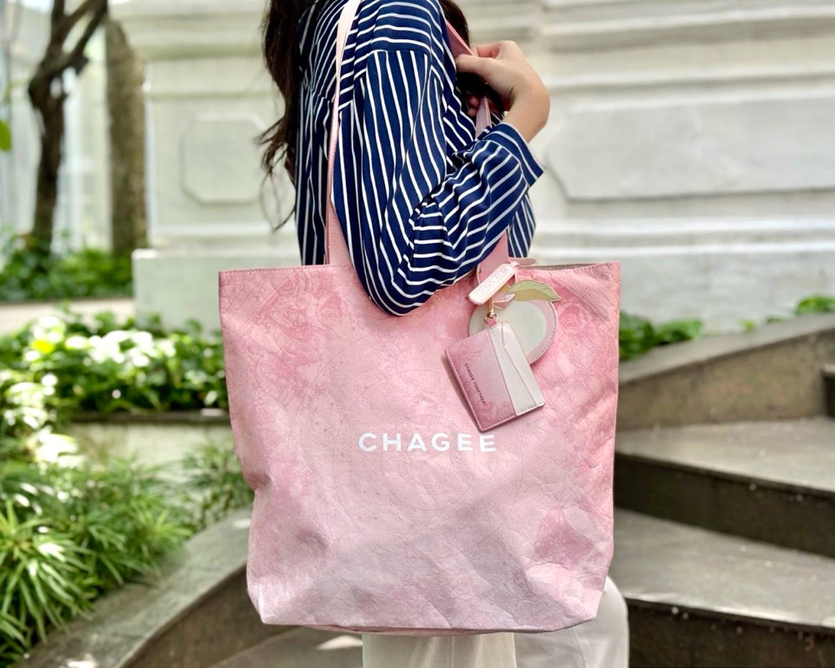 Chagee Peach Oolong Milk Tea merchandise.