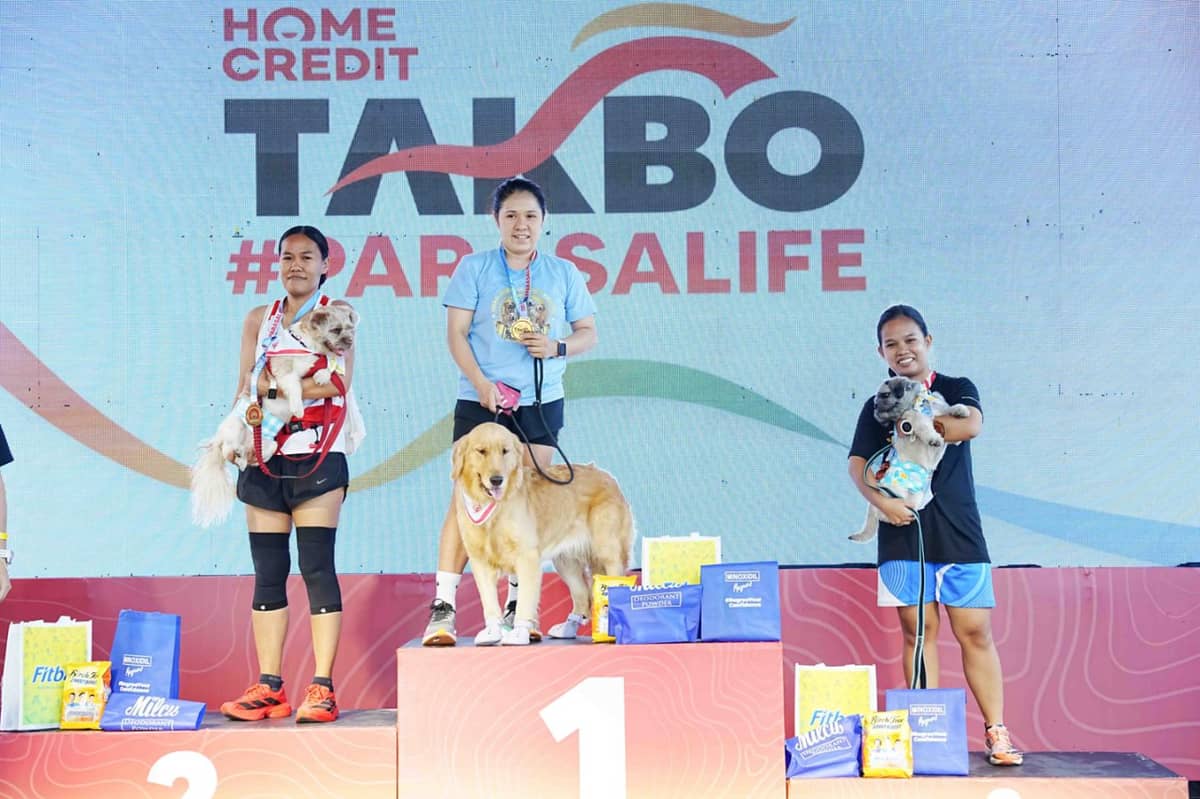 Top 3 finishers for the 1KM Dog Run together with their fur parents for the women’s division.