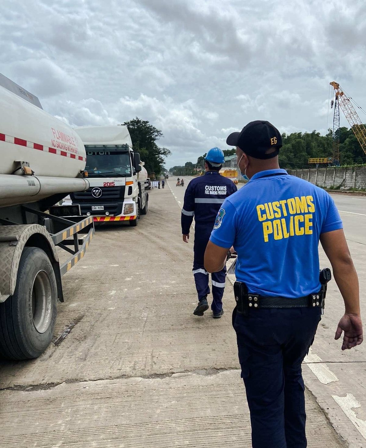 A PERSONNEL of Bureau of Customs stopped a lorry truck allegedly involved in fuel smuggling in Bataan. The BOC said that billions worth of duties and taxes are reaped by the government from the importation of gasoline, diesel, and kerosene through the implementation of the Fuel Marking Program.
