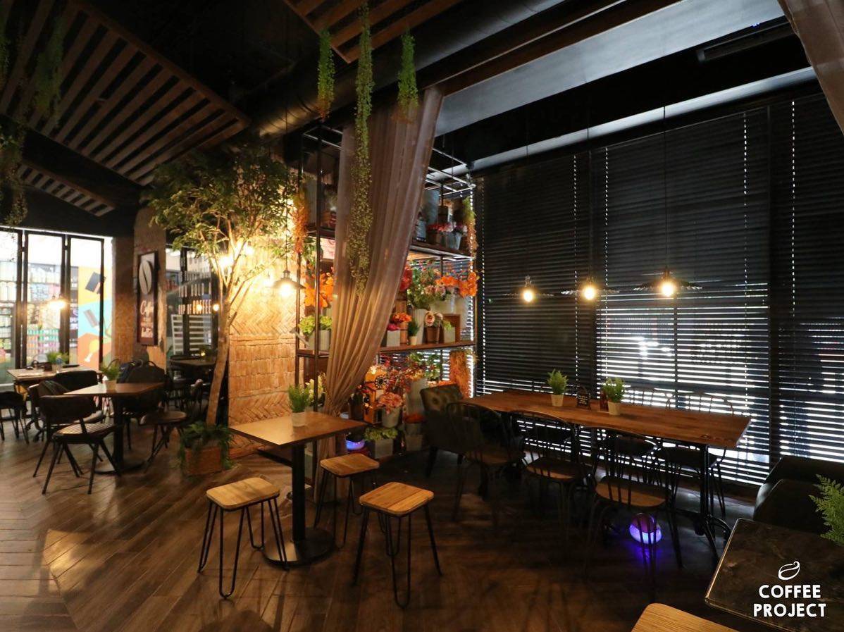 PLANTS — potted on tables, hanging as vines, or in the form of tiny trees — bring the outside in, secluding every corner into diners’ own private pockets of paradise.