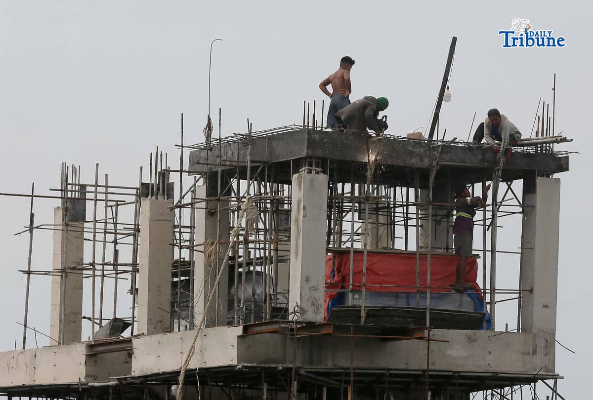 (February 06 2026) Workers seen welding the steel to connect on top of the structure they built in Navotas City on Friday, February 6, 2026. The Philippine Statistics Authority (PSA) reported that the number of unemployed Filipinos rose to 2.26 million in December 2025. This is slightly higher than the 2.25 million recorded in November 2025 and significantly up from 1.63 million in December 2024, underscoring ongoing challenges in the country’s labor market. Photo/Analy Labor