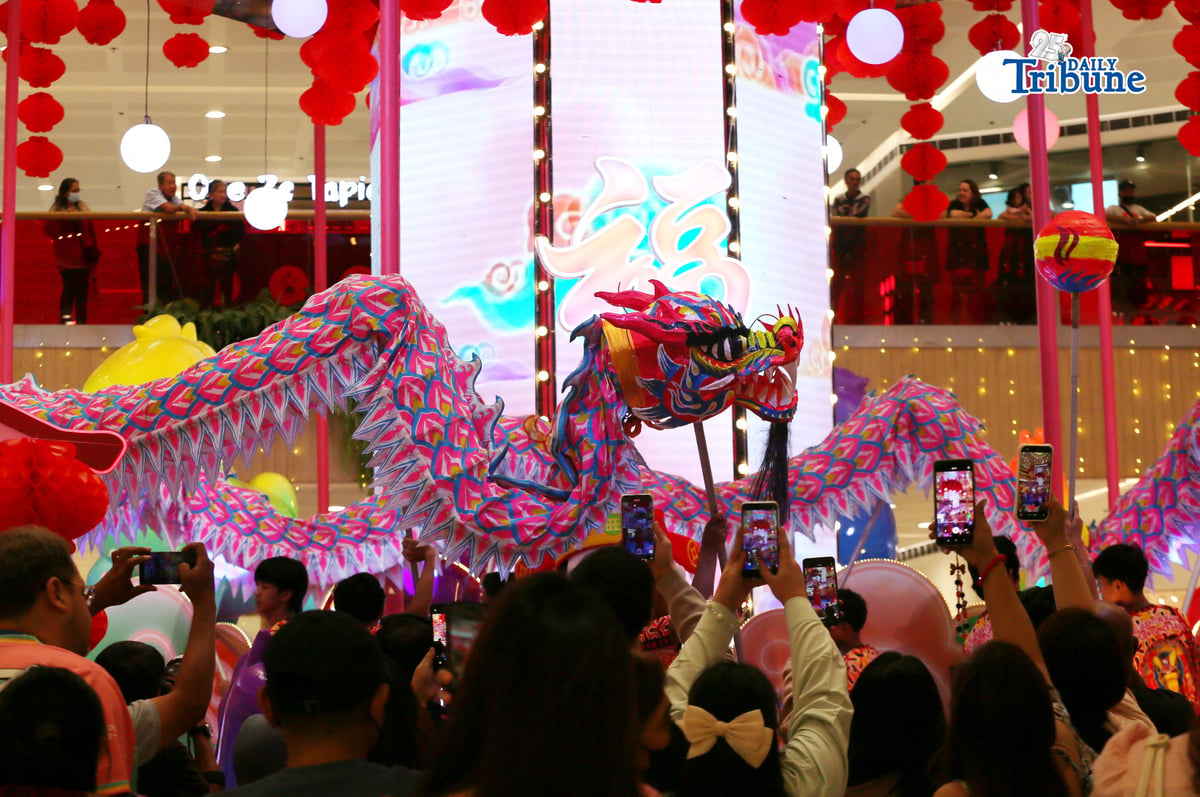 (February 06 2026) Mall goers enjoy watching the lion dance show at SM North Edsa and take photos and selfies weeks before Chinese New Year celebration. Photo/Analy Labor