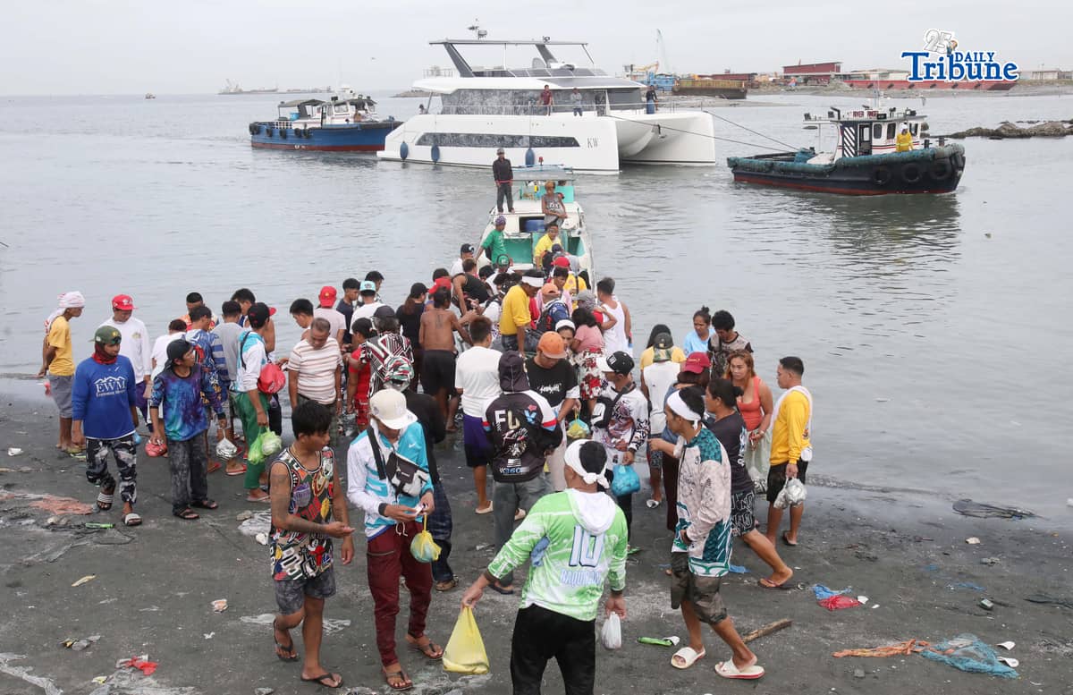 (February 06 2026) A small fishing boat loaded of fishermen from a larger fishing vessel arrive at the shore carrying their share fish put in a plastic bag and sell to vendors in a lower prices, at the port in Navotas City on Friday February 6 2026, A study by the marine protection group Oceana says the Philippines loses 45 million kilograms of fish each year. The report highlights a 13-year decline in the nation’s fisheries, with total losses of 591,136 metric tons since 2010 due to weak law enforcement and poor governance, leading to generational poverty. In 2023, more than 353,000 fisherfolk families fell below the poverty line, including over 93,000 classified as food-poor or unable to afford even the most basic food requirements. Photo/Analy Labor