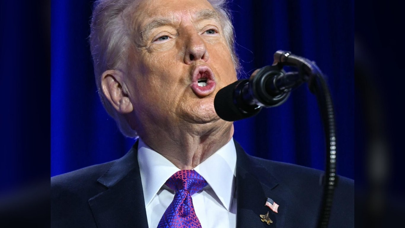 No Trump sorry for racist clip of Obamas as monkeys