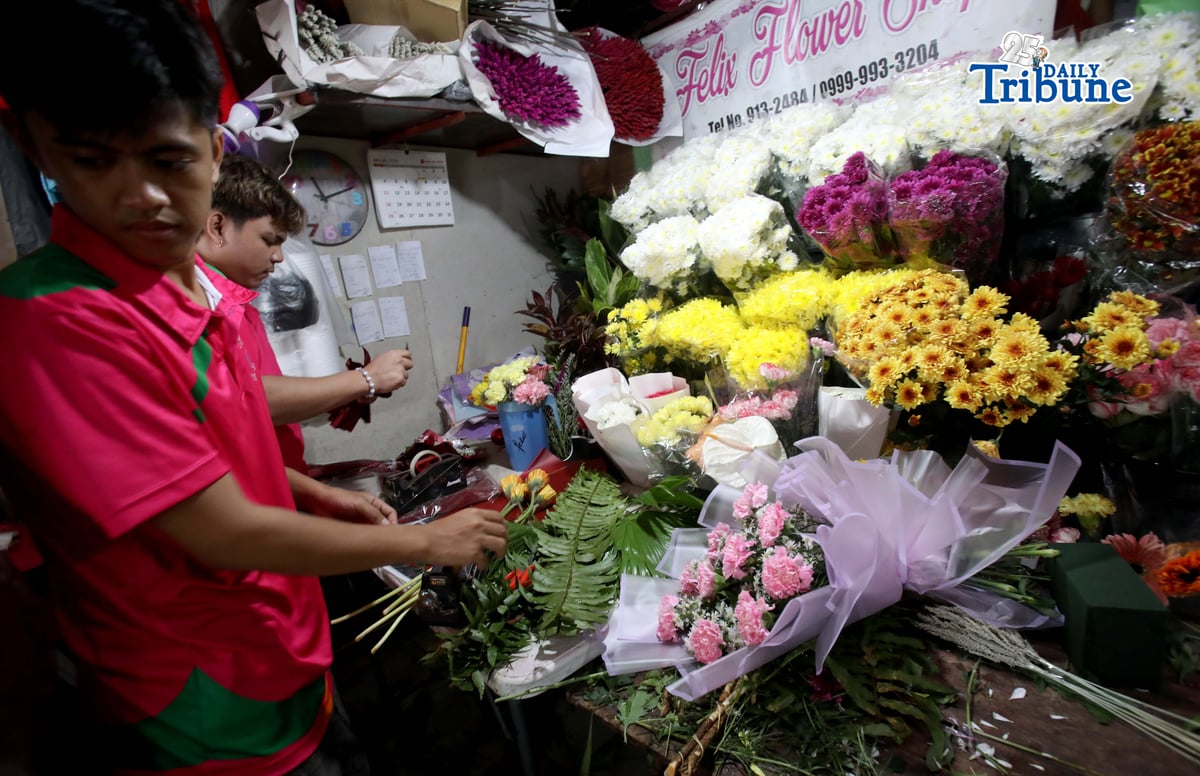 Workers rush to make bouquets of flowers for sale at a flower shop in Araneta City, Cubao, Quezon City, on Saturday, 7 February 2026, just days before the Valentine’s Day celebration.
