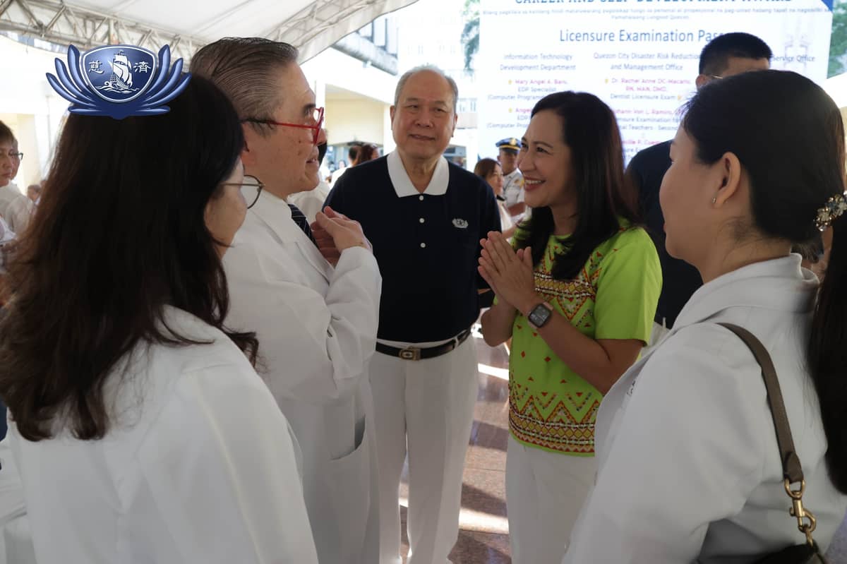 QUEZON City Mayor Joy Belmonte (2nd from right) thanks TCMFP president Dr. Antonio Say and other Tzu Chi Eye Center volunteers during the City Hall flag ceremony on 2 February.
